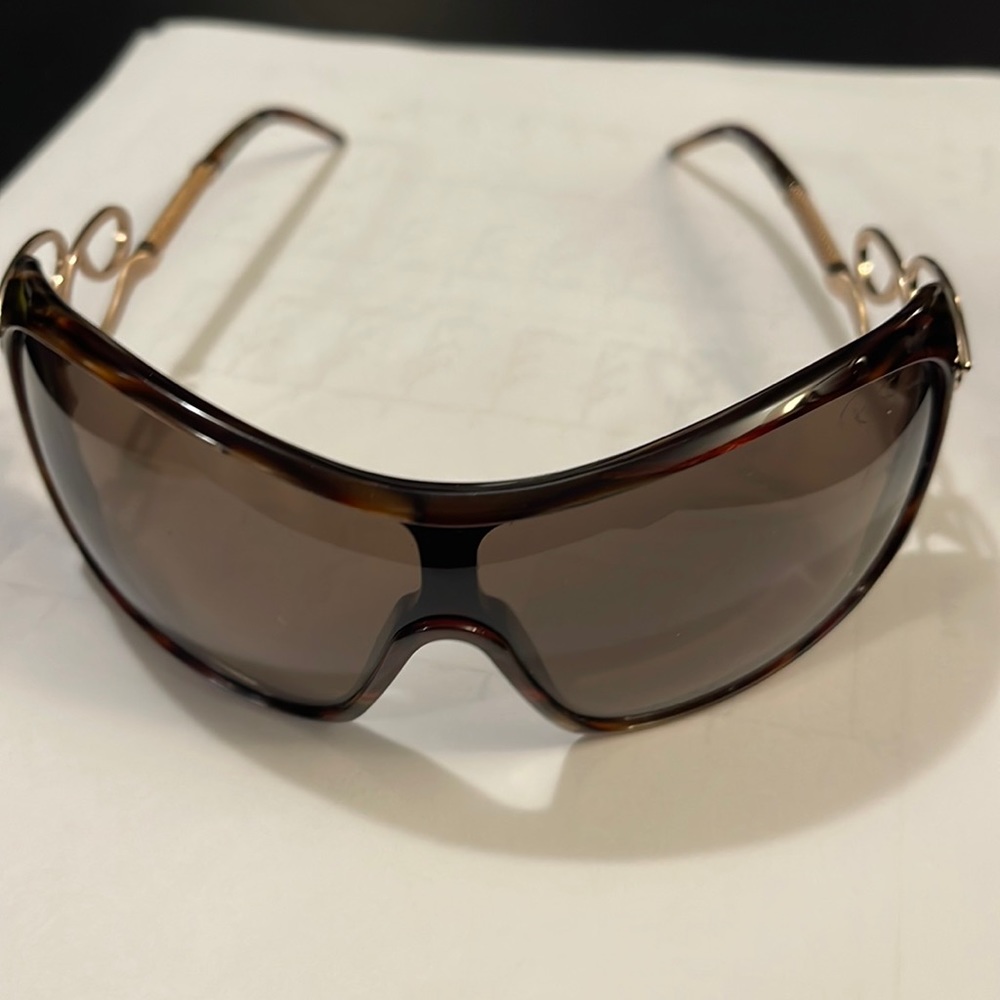 I’m selling a Roberto Cavalli pair of sunglasses